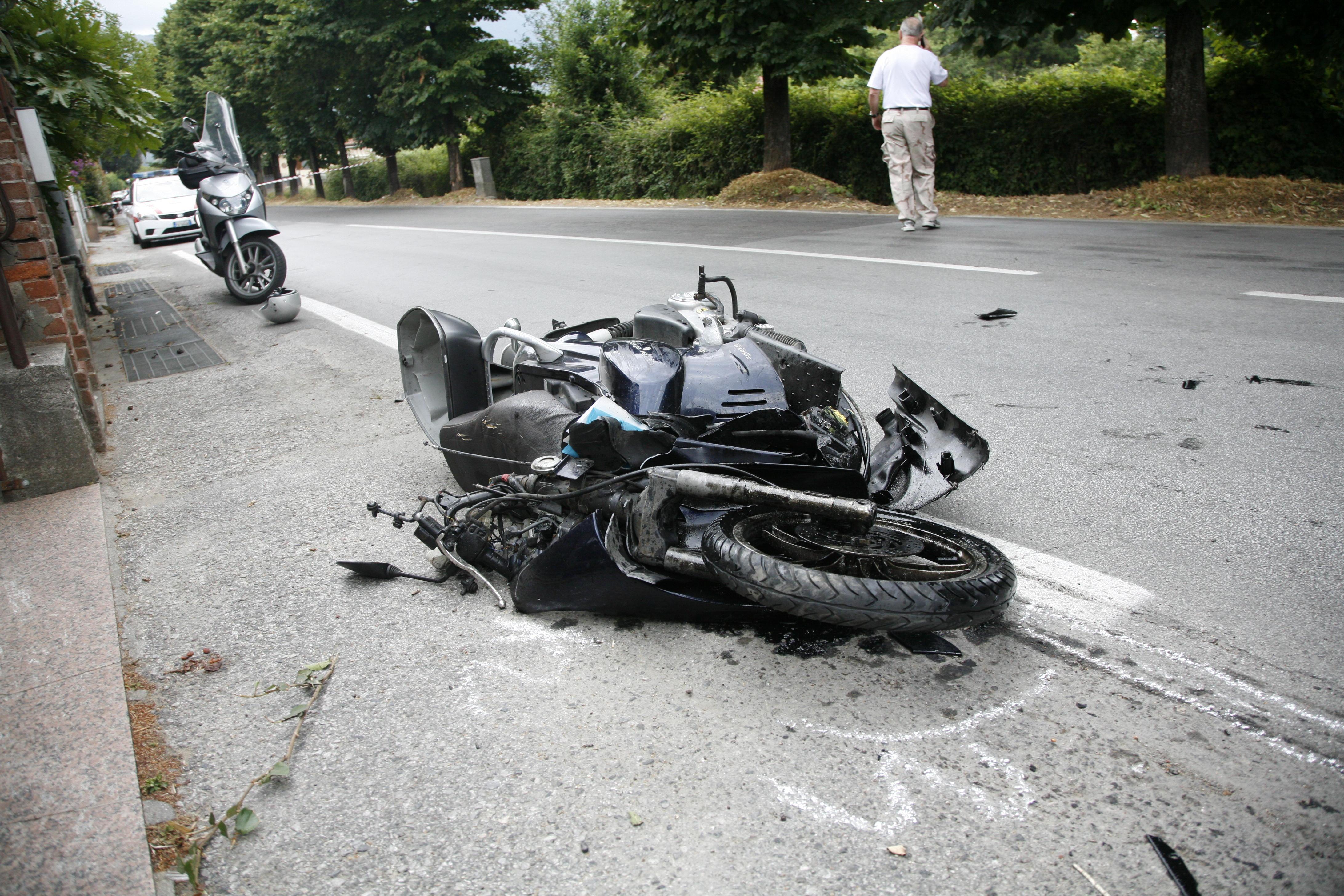 Scontro scooter-furgone, muore noto commerciante 