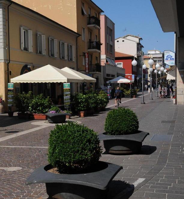 Fondo dissestato, pericoli in via Roma 