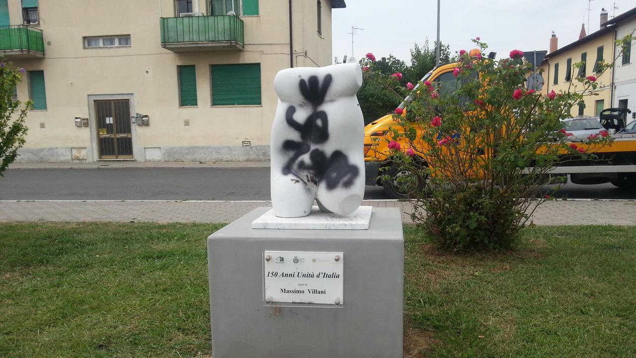 Sfregiate con la vernice le sculture di Massimo Villani