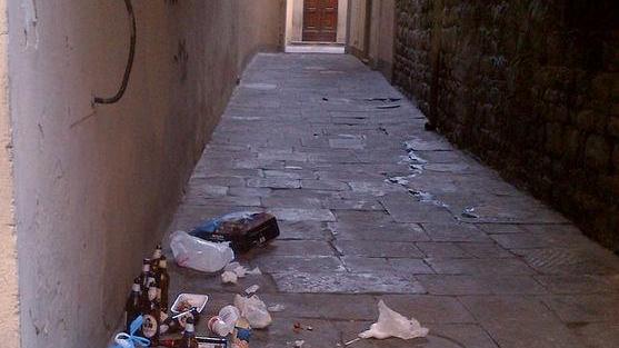 Immondizia gettata in strada «Cittadini incivili, bene Asm»