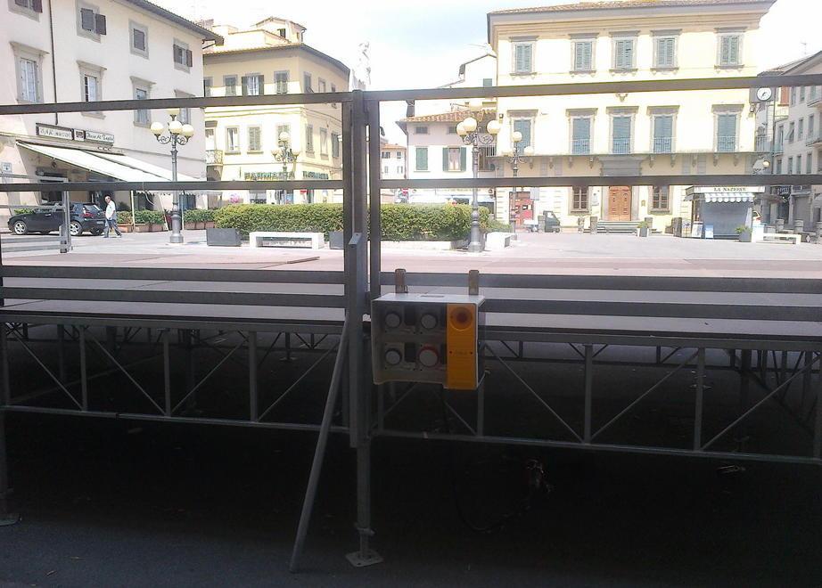 Palco pericoloso in piazza Montanelli