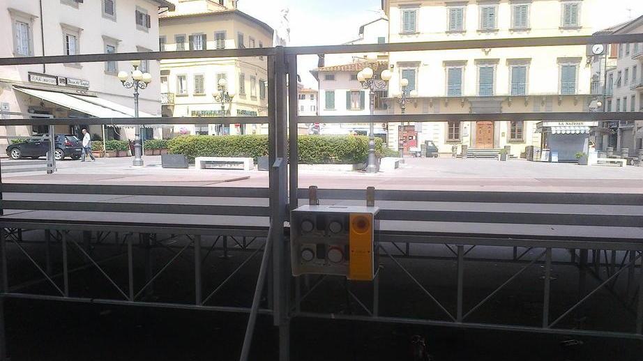 Palco pericoloso in piazza Montanelli