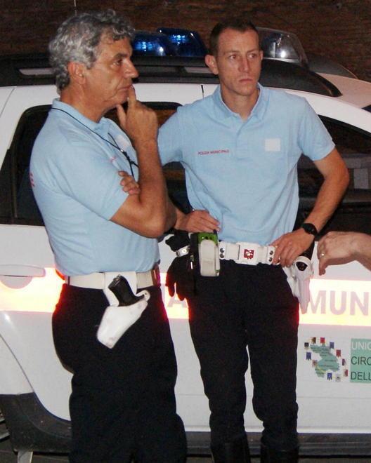 Rubano camion e attrezzi e li abbandonano nel bosco