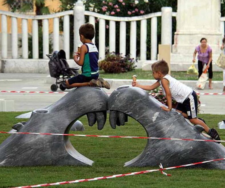 Se le opere d’arte in piazza diventano un parco giochi 