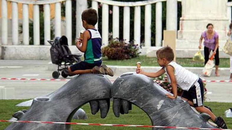 Se le opere d’arte in piazza diventano un parco giochi
