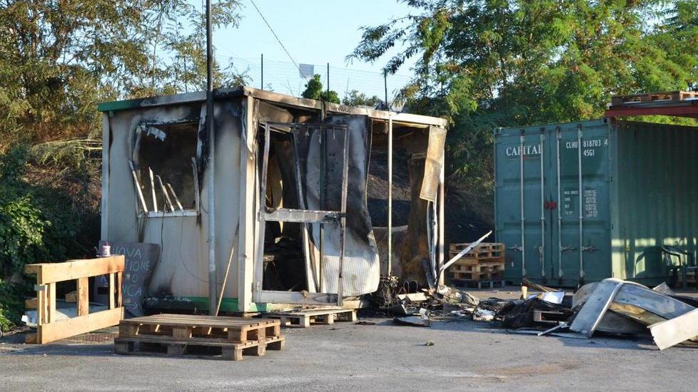 Frigo in corto circuito, container a fuoco