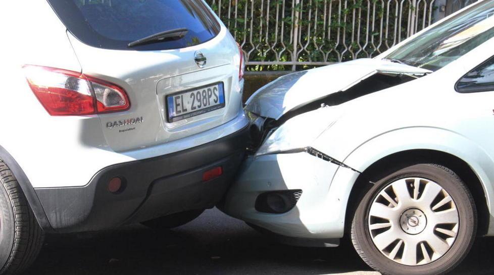 Si sente male in auto perde il controllo e sbatte contro un Suv 