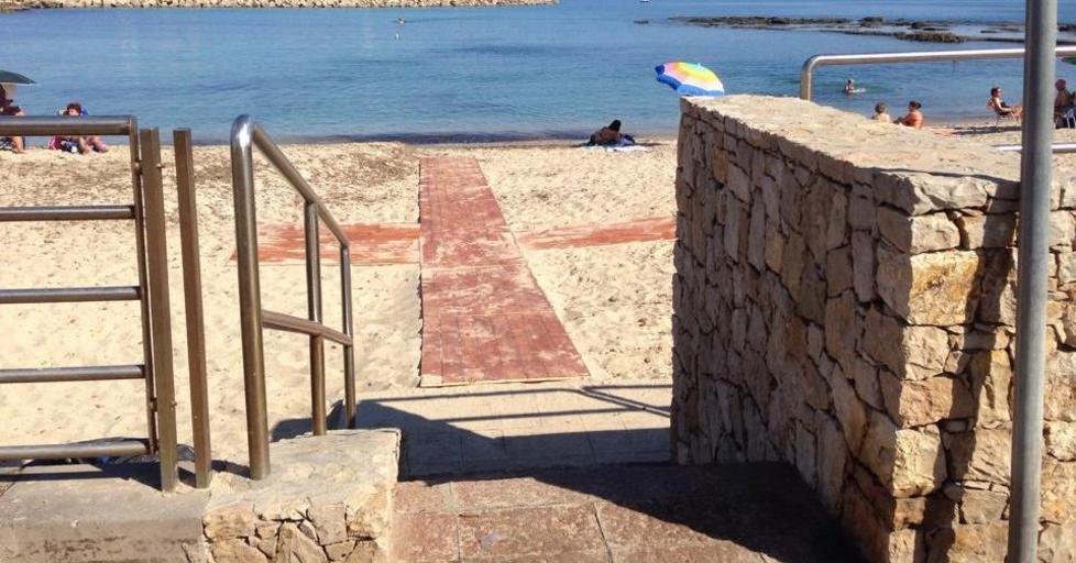 Sistemato sulla spiaggia lo scivolo d’accesso disabili