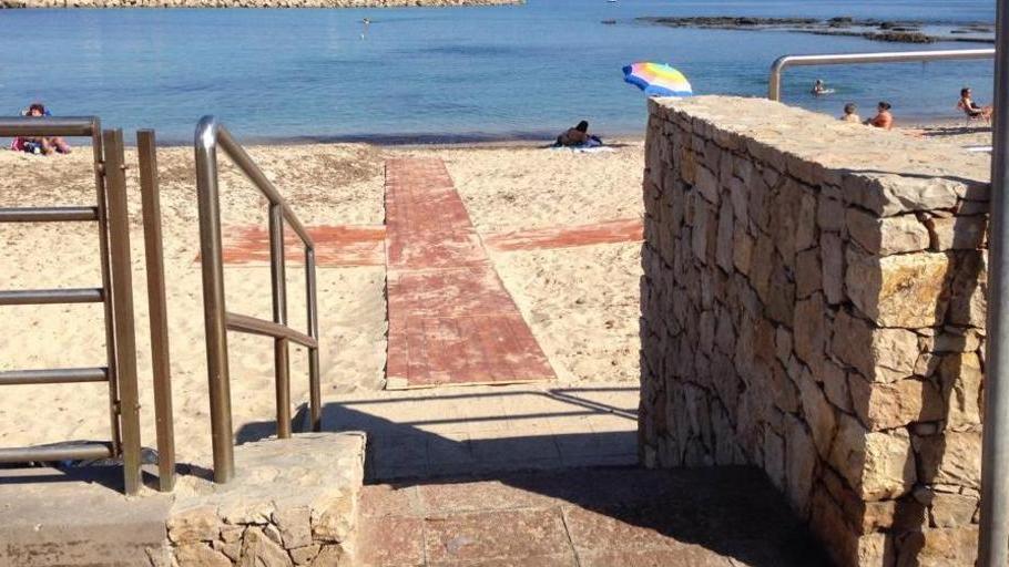 Sistemato sulla spiaggia lo scivolo d’accesso disabili