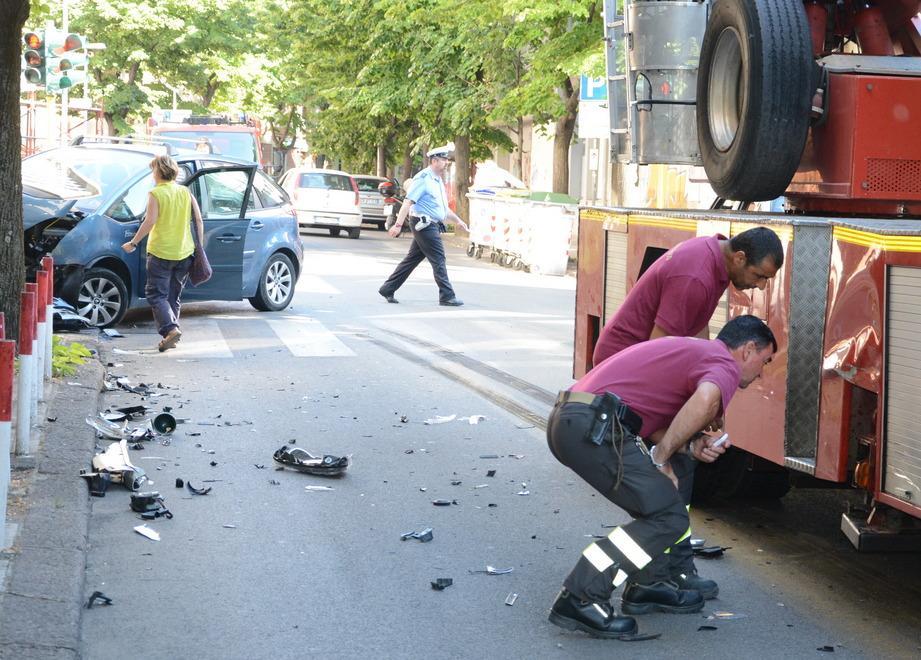 Vigili del fuoco “centrati” da un’auto