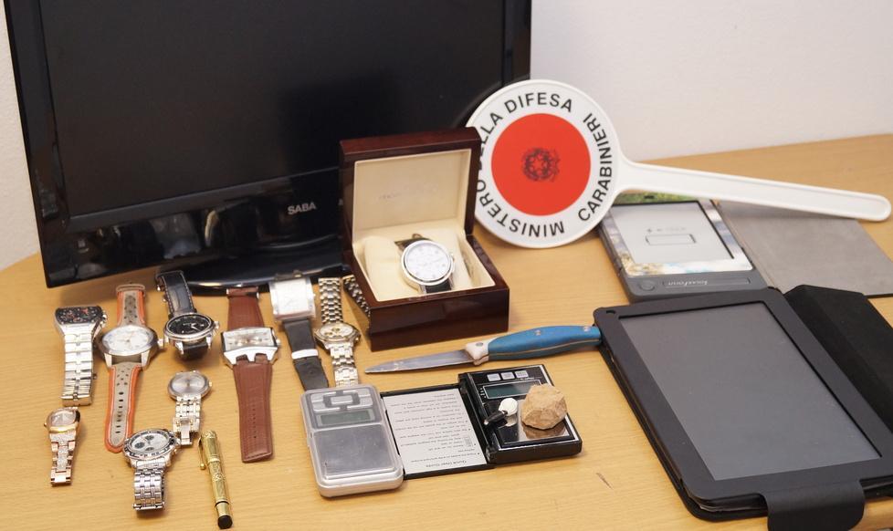 Nascondeva cocaina e orologi rubati: operaio arrestato 
