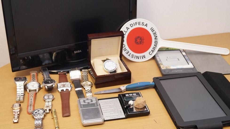 Nascondeva cocaina e orologi rubati: operaio arrestato