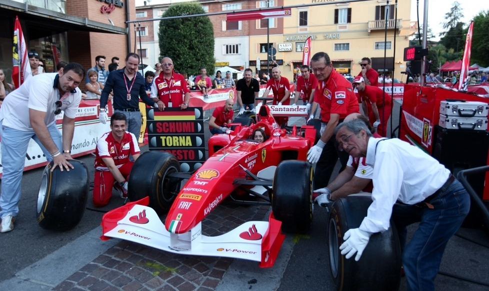 In migliaia alla Notte Rossa La Ferrari fa il pieno di curiosi