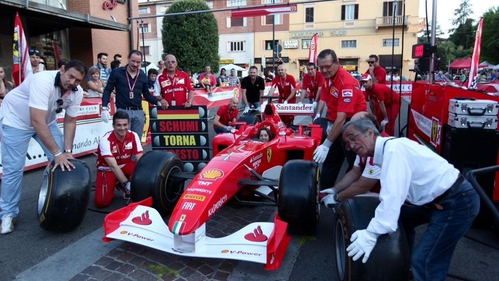 In migliaia alla Notte Rossa La Ferrari fa il pieno di curiosi