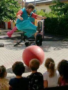 Un giocoliere tra i bambini