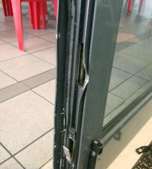 Razzia al bar, saccheggiate le macchinette videopoker