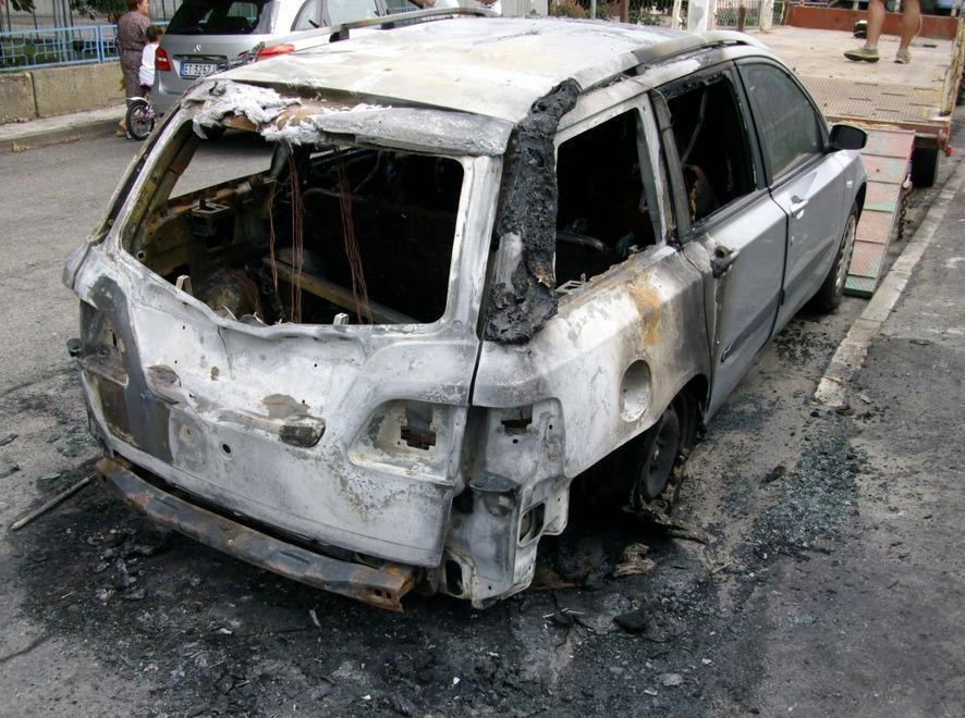 Misterioso incendio, distrutta un’auto 