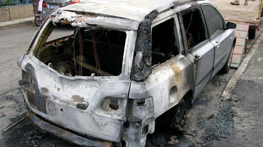 Misterioso incendio, distrutta un’auto