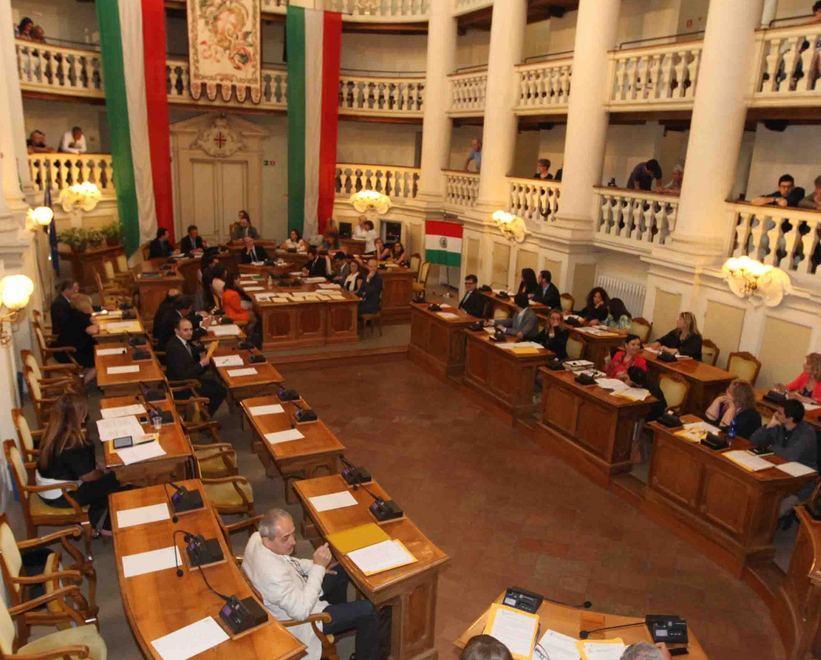 In coro a Soragni: «La città non è marcia» 