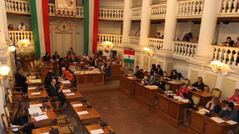 In coro a Soragni: «La città non è marcia»