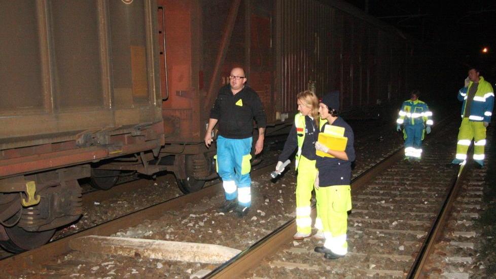 Trovato morto lungo i binari della stazione
