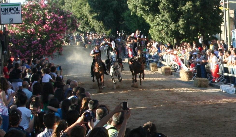 Nel paese dei fantini folla per “Is pariglias de Santu Pedru” 