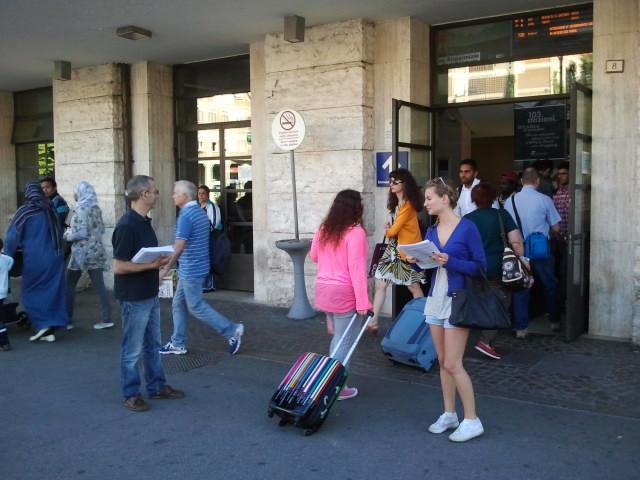 Pendolari, volantinaggio in stazione contro i disservizi 