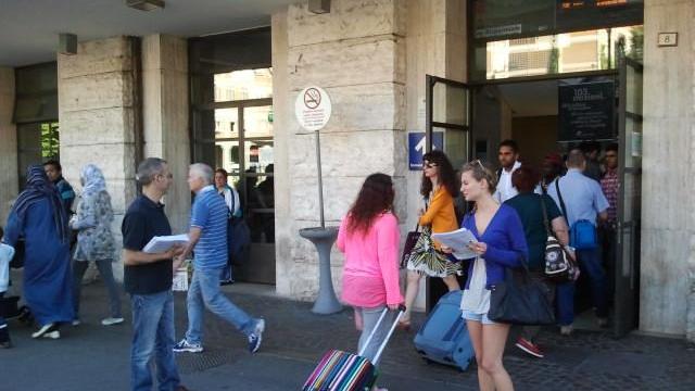 Pendolari, volantinaggio in stazione contro i disservizi