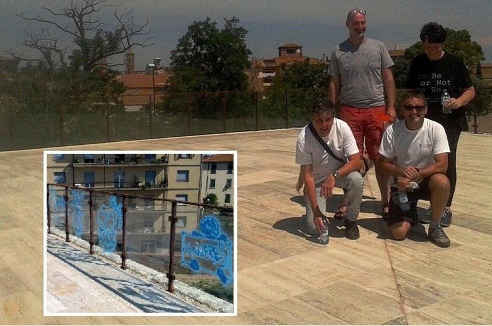 Un gruppo di volontari ripulisce le balaustre del Maiano 