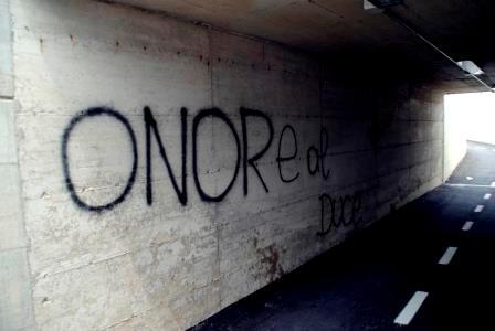 Scritte fasciste nel nuovo sottopasso 
