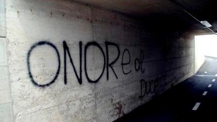 Scritte fasciste nel nuovo sottopasso