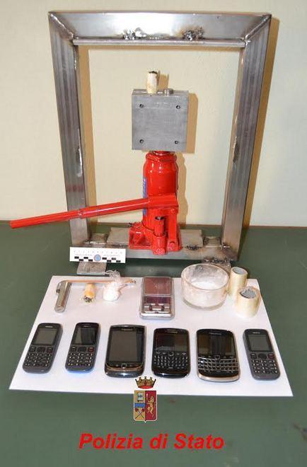 Preso il pusher con la pressa per fabbricare ovuli di coca 
