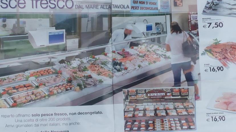 Subito spariti i volantini con le promozioni all’Esselunga di Pratilia