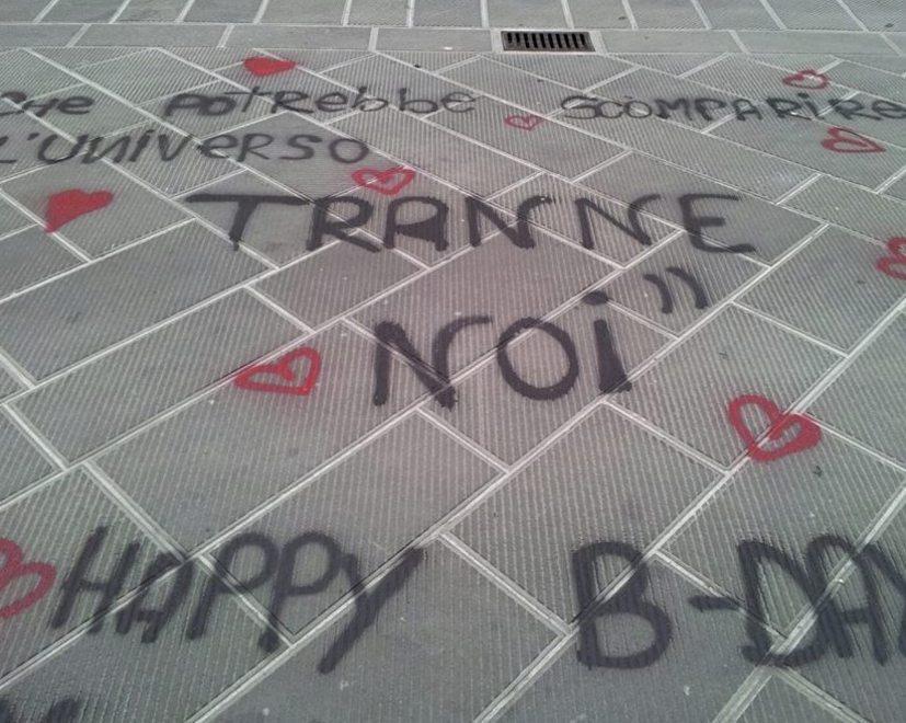 Strada imbrattata dagli auguri di compleanno 