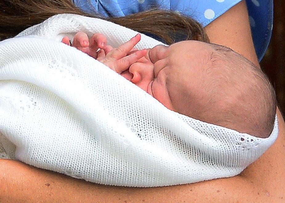 La portiera si chiude e resta intrappolato: neonato salvato dai pompieri 