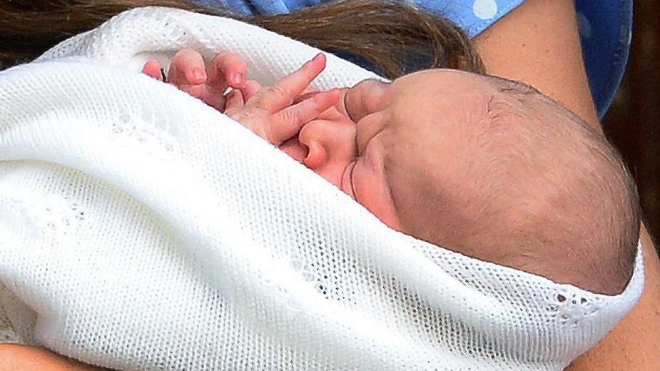 La portiera si chiude e resta intrappolato: neonato salvato dai pompieri