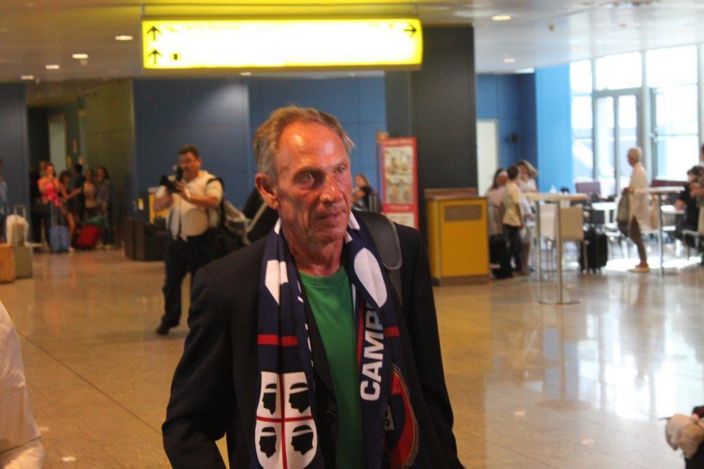 Zeman sbarca a Cagliari: «Sono contento di essere qui» 