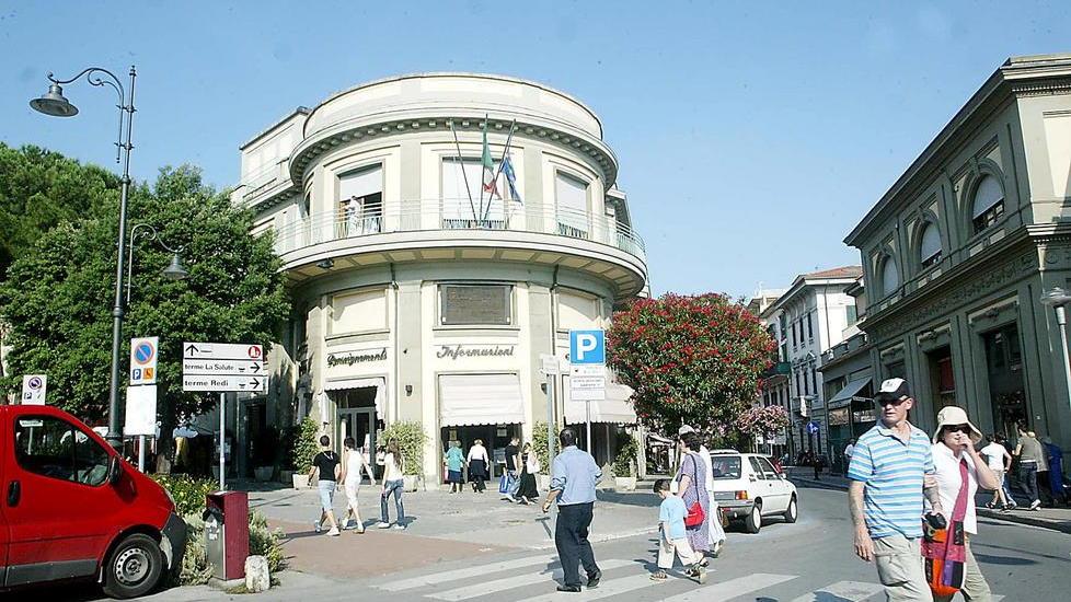 No alle classi del liceo Salutati nel Palazzo del turismo