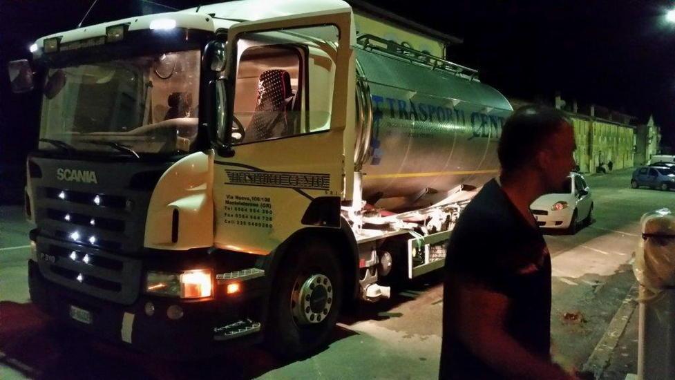 Autobotti riforniscono gli abitanti di Alberese