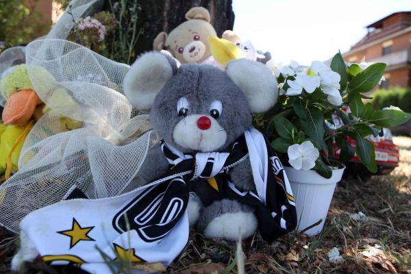 Peluche, giocattoli e palloncini per il piccolo Salvatore