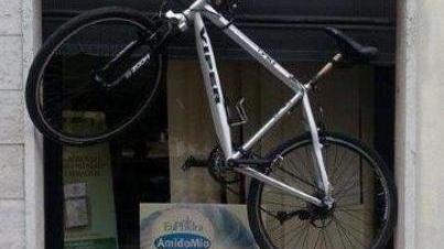 Bicicletta appesa alla farmacia