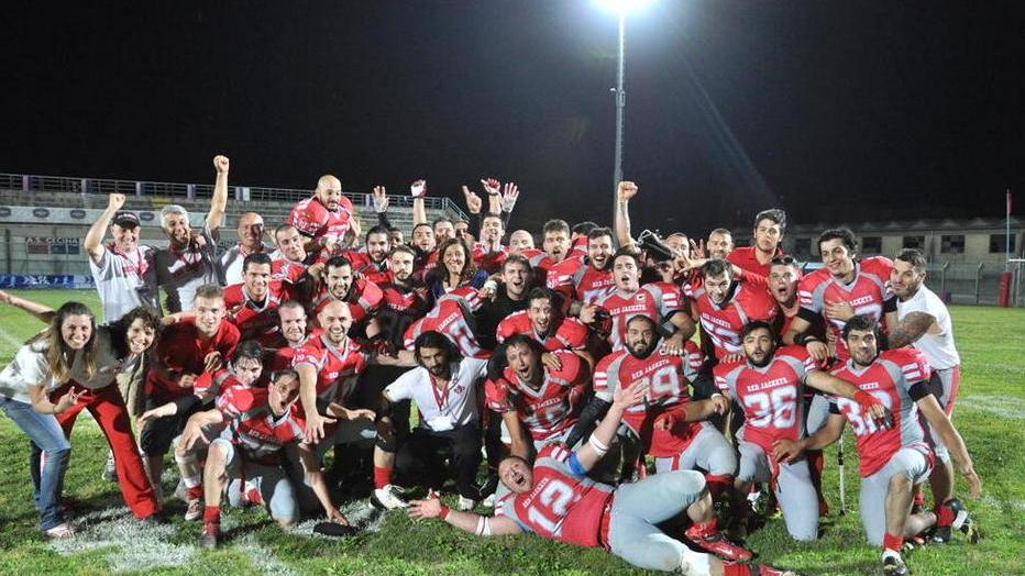 I Redjackets alzano la coppa nel mini superbowl