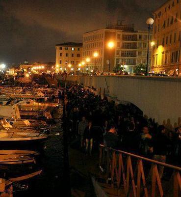 Un ferito nella rissa fuori dalle cantine arrivano le volanti 