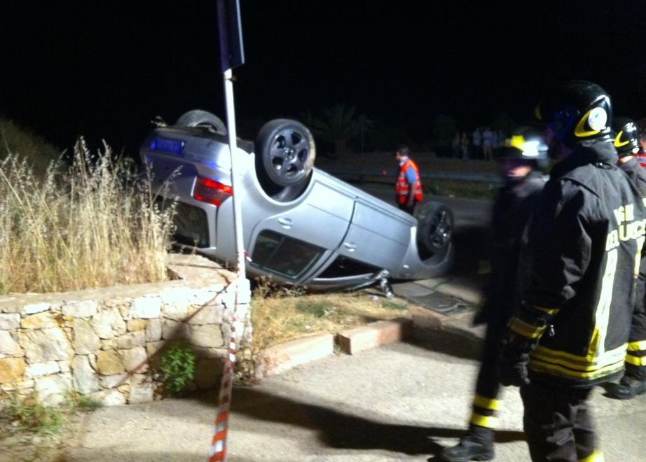 L’auto si ribalta, ferito il conducente