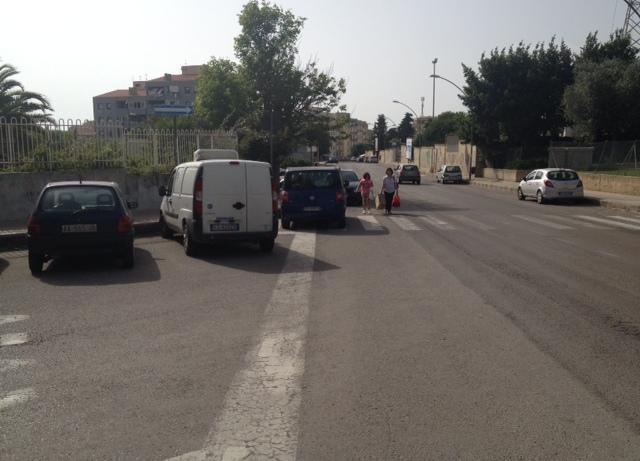 Auto posteggiate su Stop e “zebre”
