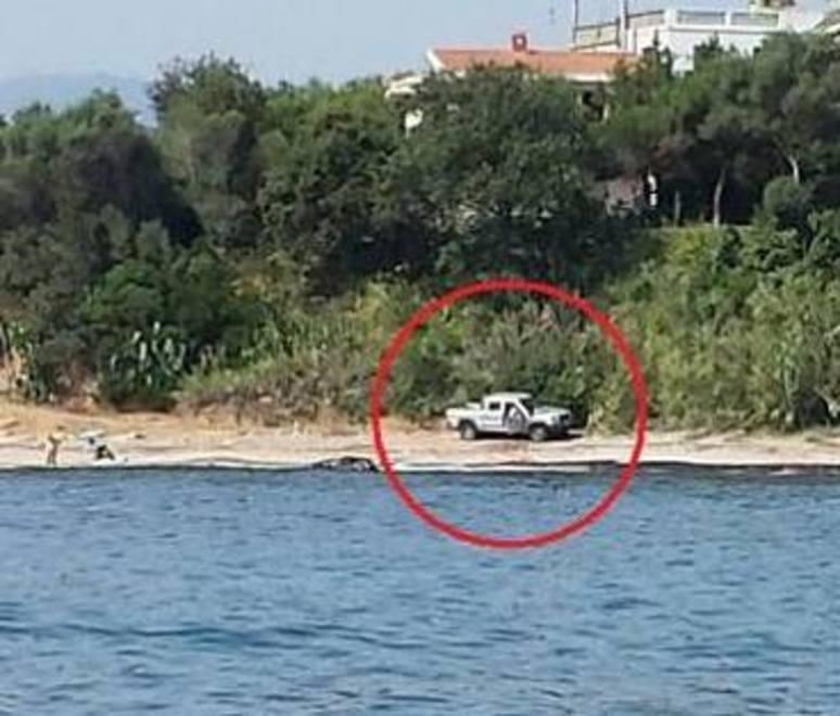 Un pick up di turisti sulla spiaggia