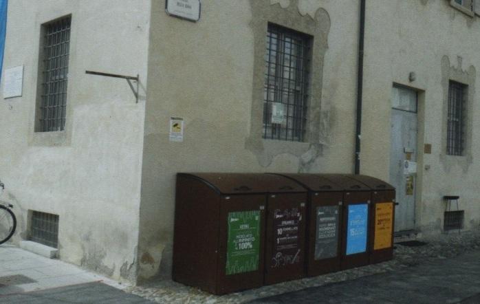 Proteste per i cassonetti in piazza 