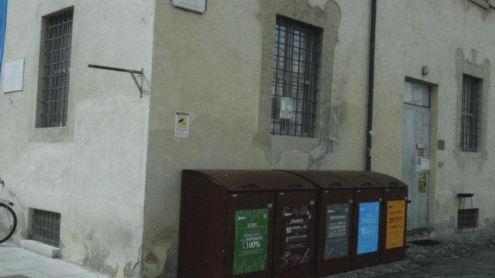 Proteste per i cassonetti in piazza