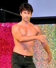 I consigli di Kledi sulla danza e le pulizie di casa 