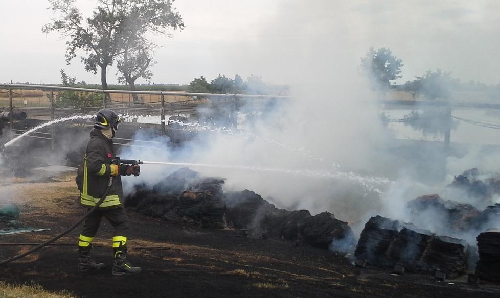 Scortichino, paura per un rogo di teli usati in agricoltura